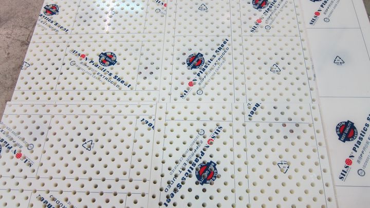 華創工業 CNC 加工實績：CNC 打孔 PP 板